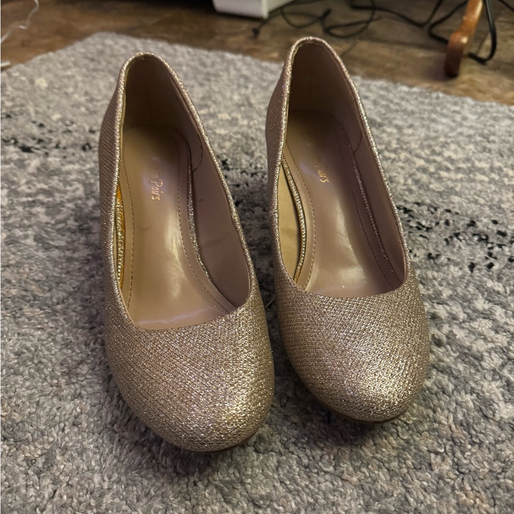 Elegant Gold Women's Shoes - Picture 1 of 3